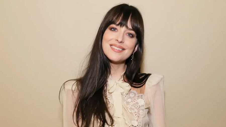Dakota Johnson: Έκανε τον πιο cool συνδυασμό με ψηλόμεσο τζιν και sneakers
