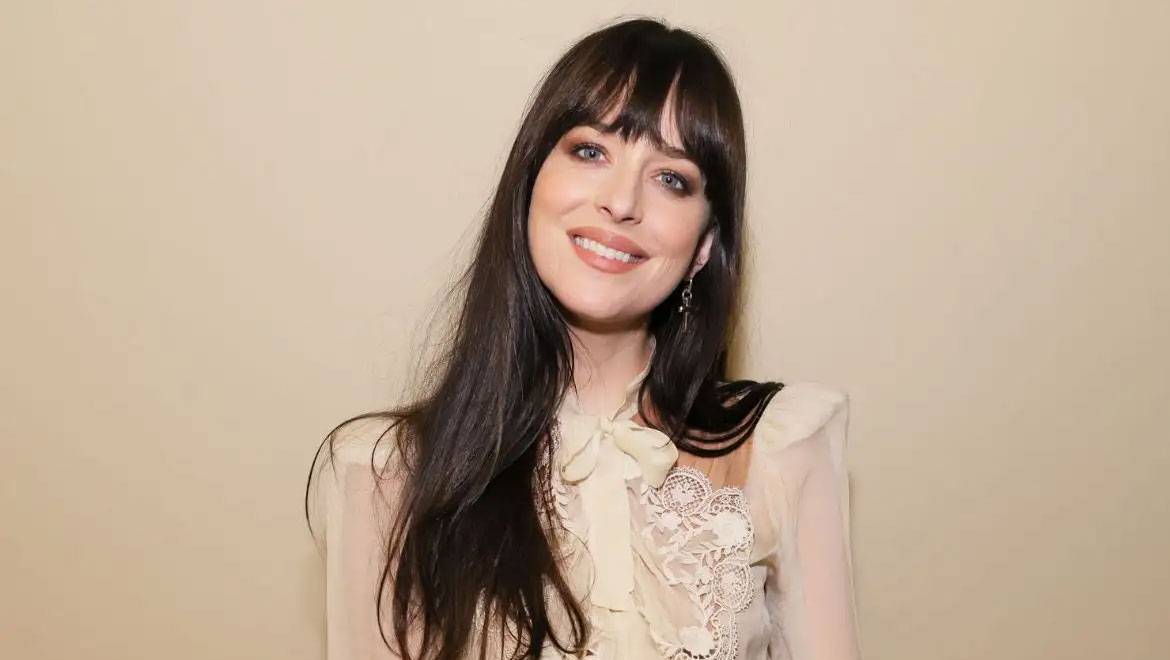 Dakota Johnson: Έκανε τον πιο cool συνδυασμό με ψηλόμεσο τζιν και sneakers