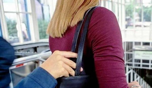 Τρεις ανήλικες έκλεψαν πορτοφόλι και έκαναν ψώνια στη Γλυκά Νερά με την πιστωτική κάρτα που βρήκαν