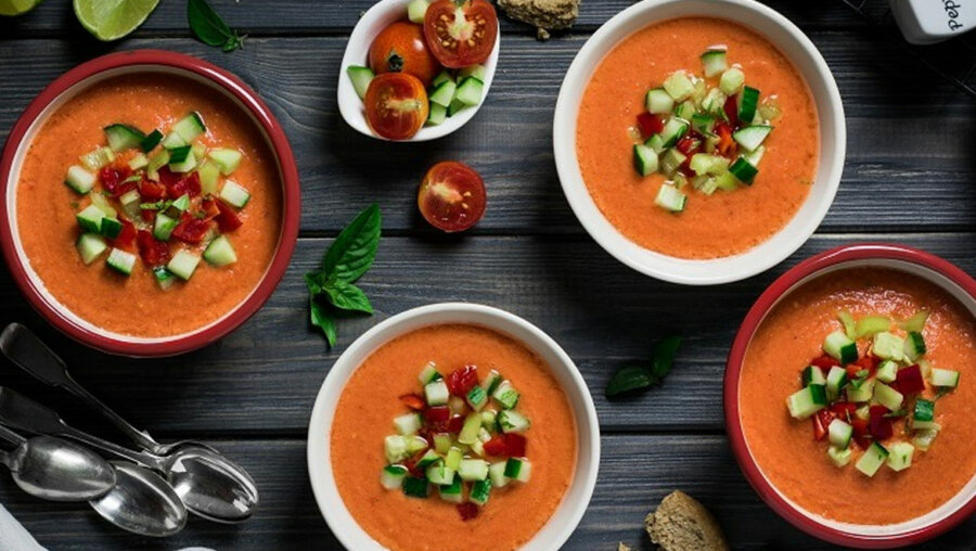 Δροσερή παραδοσιακή σούπα gazpacho - Γόβα Στιλέτο