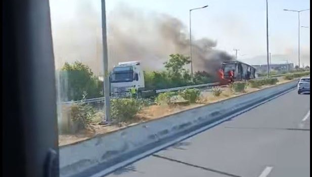 Φωτιά σε νταλίκα στην εθνική οδό στο ύψος του Αλμυρού