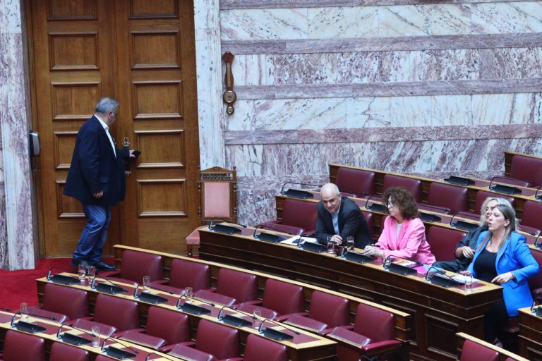 Άγριες κόντρες και διακοπή συνεδρίασης στη Βουλή: «Είστε απαράδεκτη και πολιτικά ανήθικη, αποχωρώ» – Στην επιτροπή Δεοντολογίας στέλνει τη Ζωή ο Κακλαμάνης.