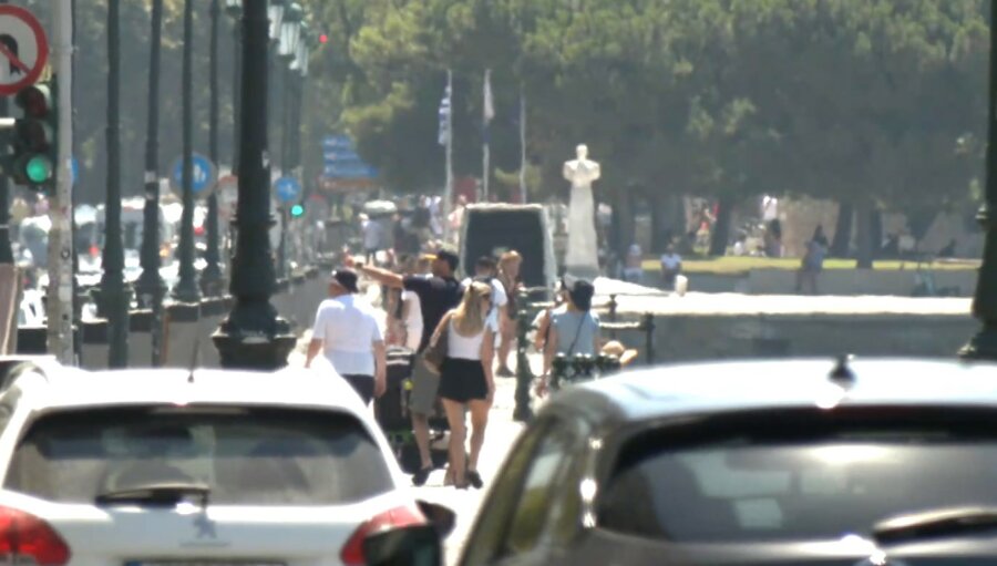 Σε παρατεταμένο κύμα καύσωνα η χώρα – Αποπνικτική η ατμόσφαιρα μέρα και νύχτα