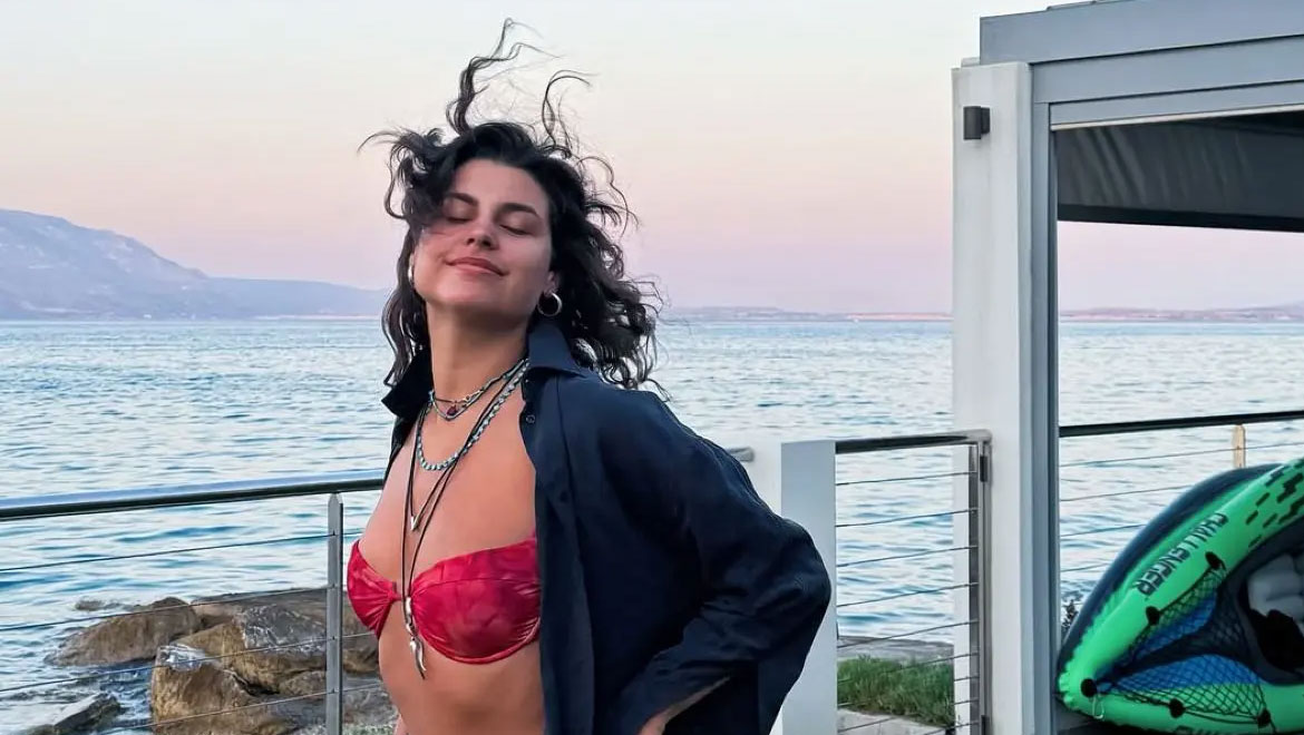 Δανάη Παππά: Ποζάρει με το μαγιό της με θέα το απέραντο γαλάζιο