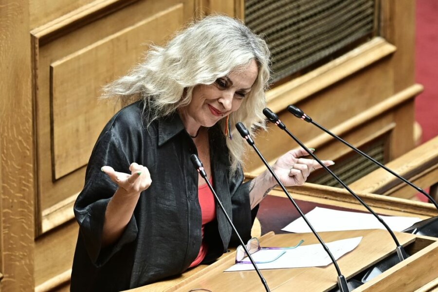 Το έριξε στο τραγούδι από το βήμα της Βουλής η Τζώρτζια Κεφαλά (βίντεο)