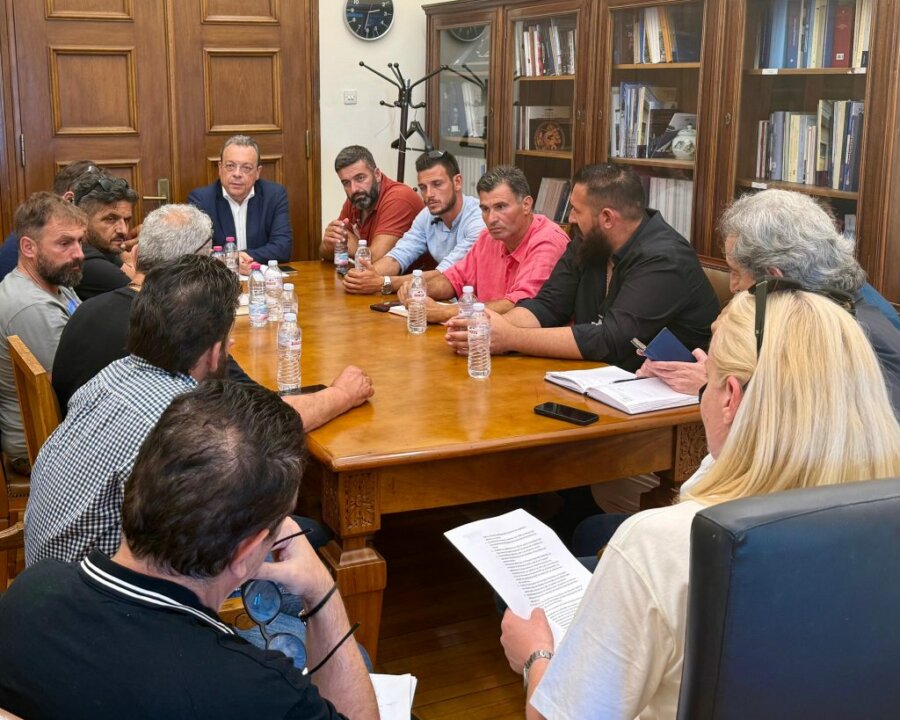 Τι είπε στους κτηνοτρόφους με τους οποίους συναντήθηκε στη Βουλή ο Φάμελλος;