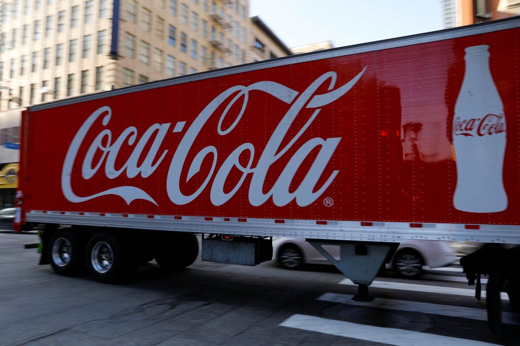 Η Coca-Cola θα κυκλοφορήσει νέα εκδοχή του αναψυκτικού με ζάχαρη από ζαχαροκάλαμο για χάρη του Τραμπ