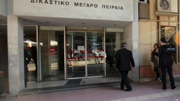 Πειραιάς: Ρομά προπηλάκισαν πρωτοδίκη έξω από τα δικαστήρια - Τι καταγγέλλει ο ίδιος