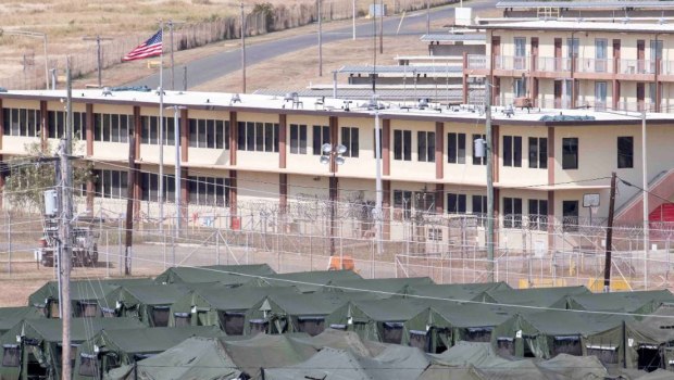 Alligator Alcatraz: Στο φως καταγγελίες για κακομεταχείριση σε κέντρο κράτησης μεταναστών στις ΗΠΑ