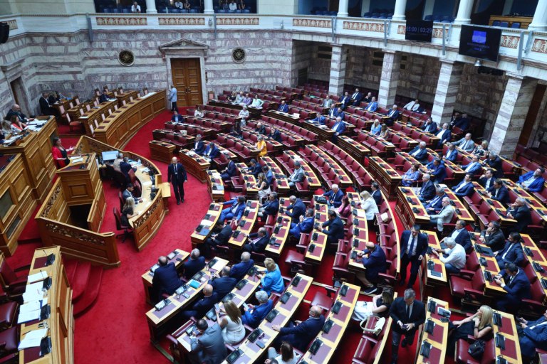 Βουλή: Άρσεις ασυλίας Αυγενάκη - Παπαδόπουλου για τον προπηλακισμό στο αεροδρόμιο και τον βανδαλισμό της Πινακοθήκης