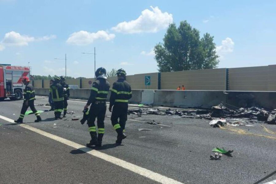 Ιταλία: Διθέσιο αεροσκάφος συνετρίβη σε αυτοκινητόδρομο έξω από την Μπρέσια - Νεκροί οι δυο επιβαίνοντες