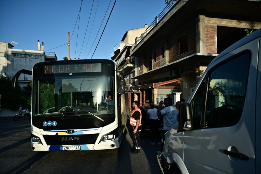 Συναγερμός στο Μενίδι – Λεωφορείο έπεσε πάνω σε ταβέρνα