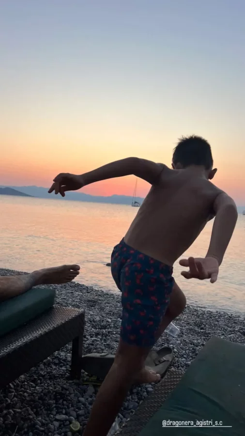 Κατερίνα Παπουτσάκη: Για μπάνιο σε παραλία στο Αγκίστρι με τους γιους της - Δείτε φωτογραφίες