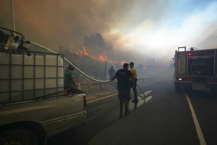 Φονική πυρκαγιά στην Κύπρο: Εκκενώθηκε η κοινότητα Ομόδους – Οριοθετήθηκε η πυρκαγιά στην περιοχή των Αρόδων 