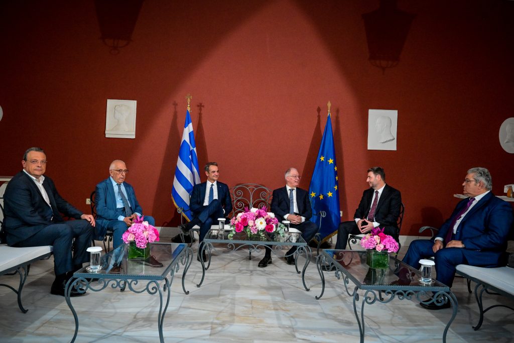 Προεδρικό Μέγαρο: Το «τζαρτζάρισμα» των πολιτικών αρχηγών και οι απουσίες