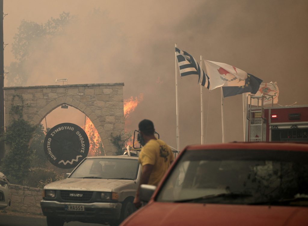 Κύπρος: Σε ύφεση η φωτιά στη Λεμεσό, σε επιφυλακή οι αρχές – Κατέφθασαν δασοκομάντος από την Ελλάδα