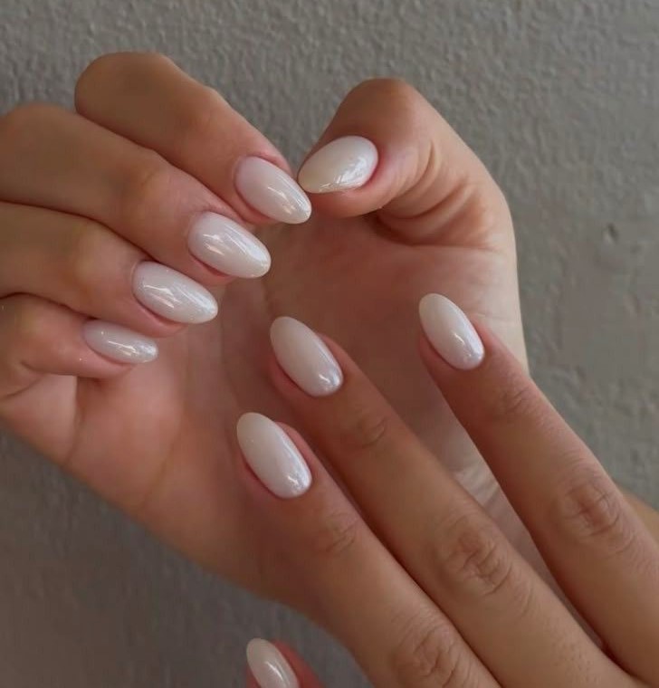 Coconut Milk Nails: H clean απόχρωση που θα λατρέψεις φέτος το καλοκαίρι