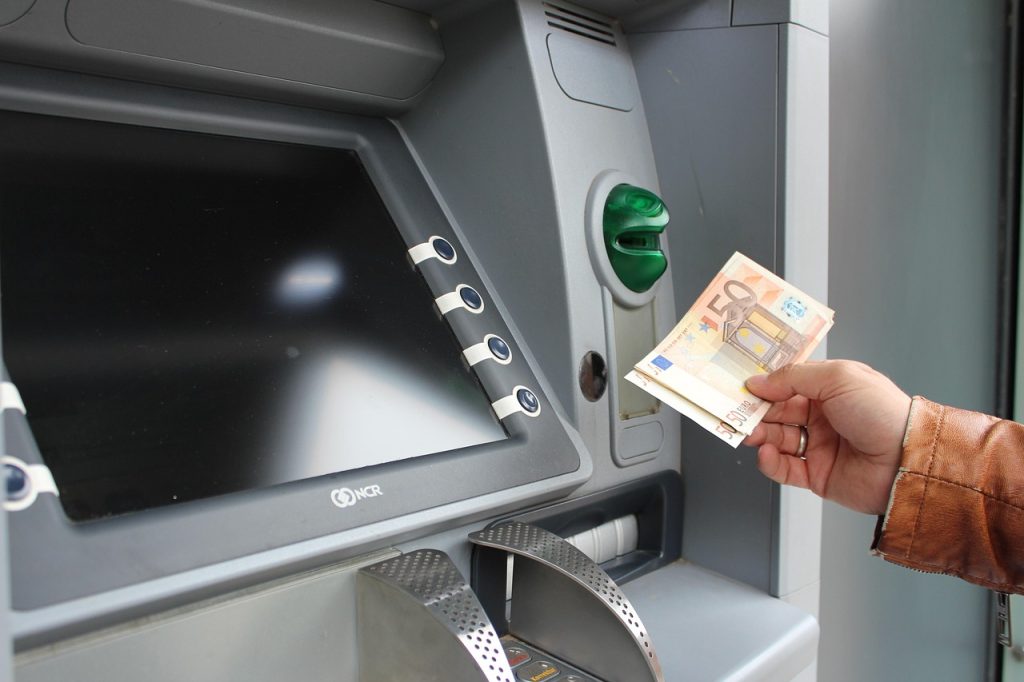 Βουλή: Υπερψηφίστηκε η τροπολογία για αναλήψεις χωρίς προμήθεια από ΑΤΜ