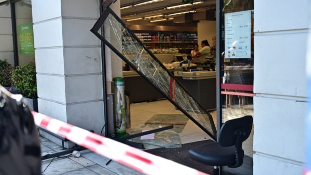 Νίκαια: «Το παιδί έχει φριχτούς πόνους, βλέπει εφιάλτες» - Τι λένε οι γονείς του για την εισβολή ΙΧ στο σούπερ μάρκετ
