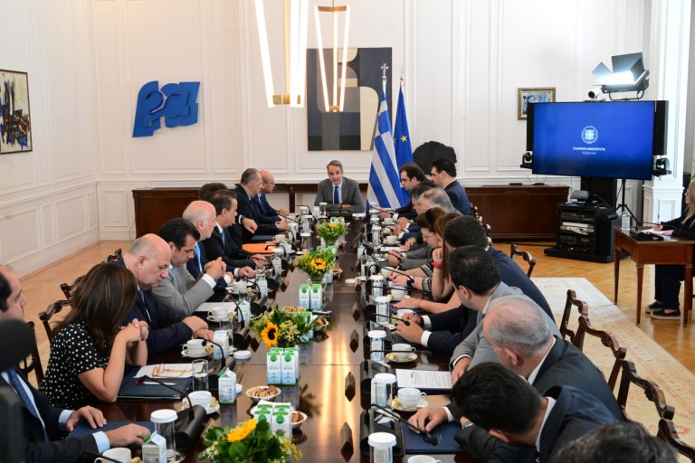 Φυγή προς το... μέλλον για τον Μητσοτάκη στο υπουργικό εν όψει διακοπών, κουβέντα για τα μείζονα