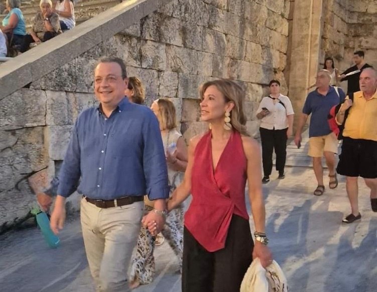 Φάμελλος και Παπαδοπούλου στην Επίδαυρο - Είδαν την παράσταση «Οιδίπους, από το σκοτάδι στο φως»