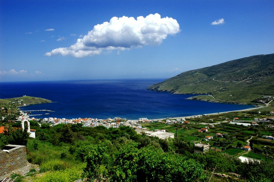 εικόνα από ψηλά που δείχνει τον κόλπο στο Κόρθι της Άνδρου