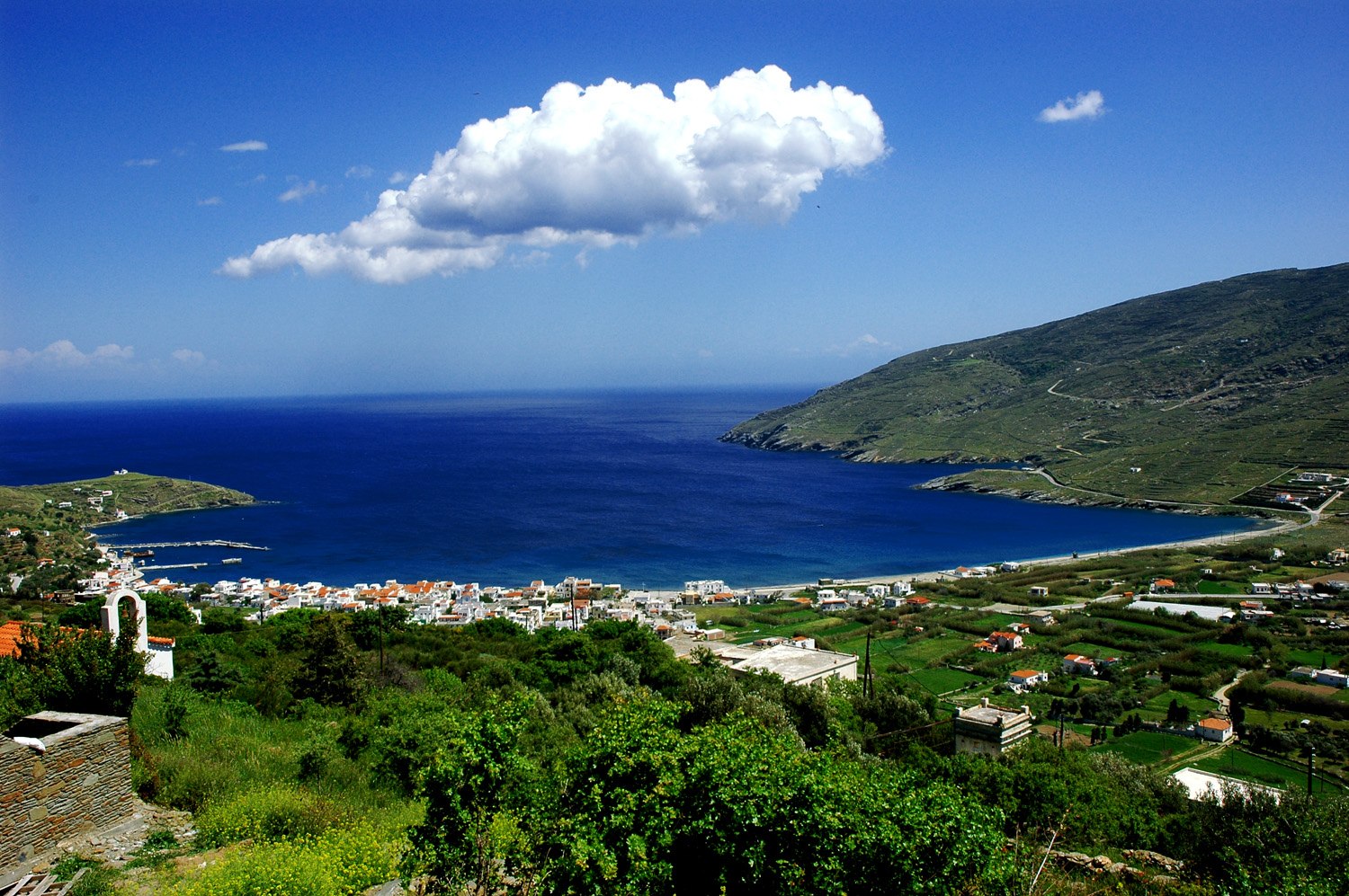 εικόνα από ψηλά που δείχνει τον κόλπο στο Κόρθι της Άνδρου