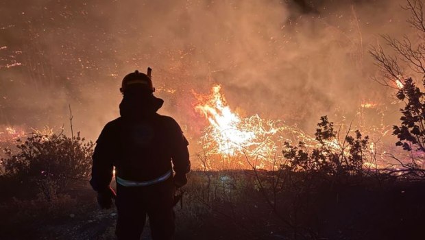 Δύσκολη νύχτα στην Εύβοια, η μάχη με τις φλόγες συνεχίζεται