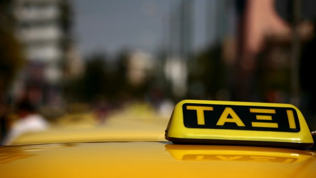 Χειροπέδες σε οδηγό ταξί - Ζήτησε 310 ευρώ για διαδρομή από το Αεροδρόμιο στο Σύνταγμα