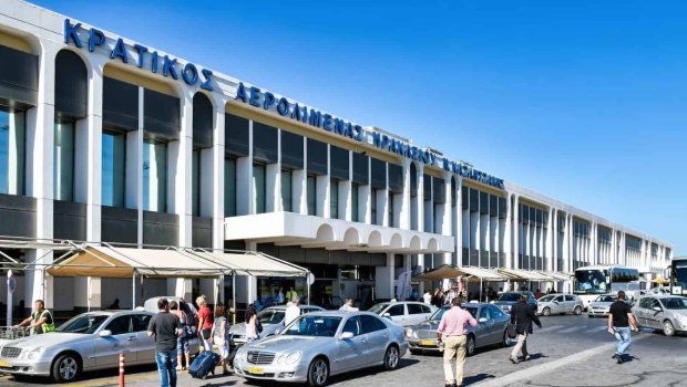 Ηράκλειο: Βανάκι έπεσε πανω σε τουρίστες στο αεροδρόμιο - Δύο άτομα στο νοσοκομείο