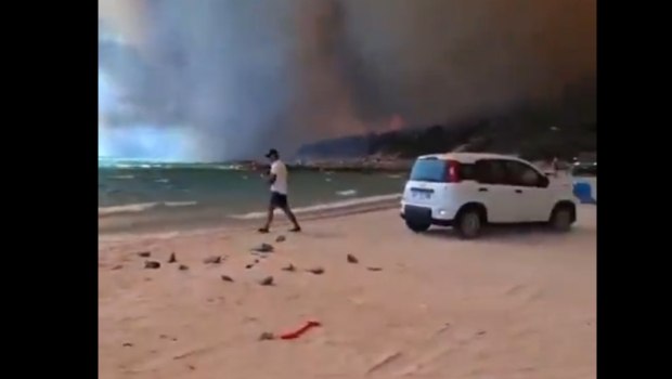 Ιταλία: Φωτιά παγιδεύει δεκάδες τουρίστες σε παραλία της Σαρδηνίας – Επιχείρηση διάσωσης δια θαλάσσης
