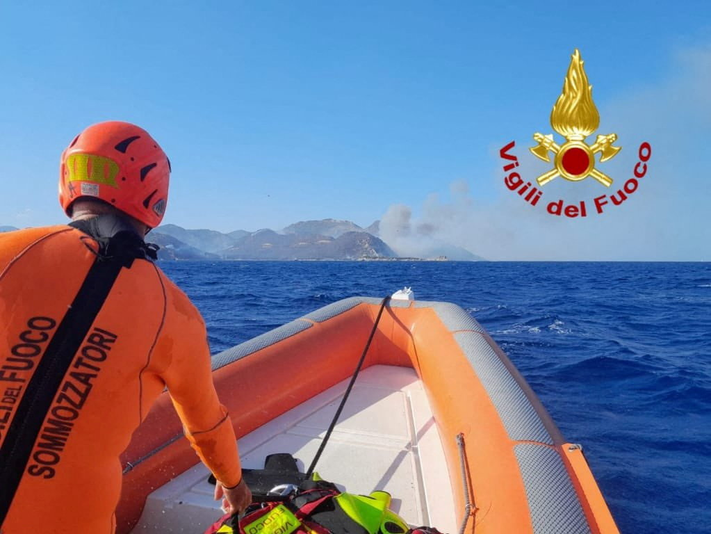 Ιταλία: Τουρίστες παγιδεύτηκαν από φωτιά στη Σαρδηνία –  Τους απομάκρυναν με σκάφη