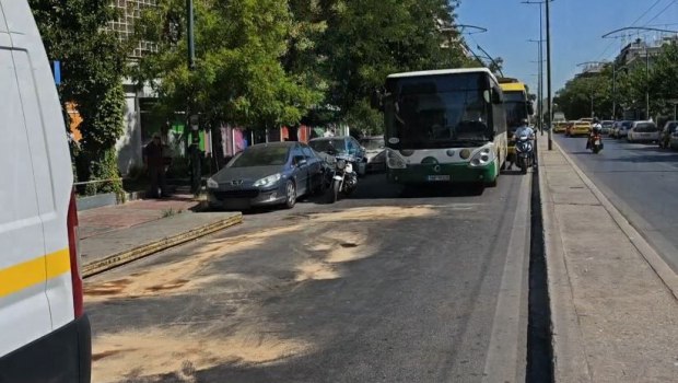 Σύγκρουση λεωφορείου με αυτοκίνητο στη λεωφόρο Αχαρνών