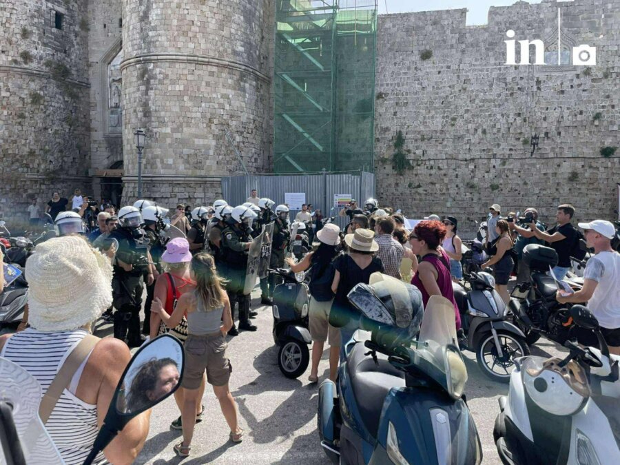 Ρόδος: Η στιγμή που φθάνουν οι τουρίστες από το Ισραήλ - Πώς τους υποδέχτηκαν διαδηλωτές και τοπικοί άρχοντες