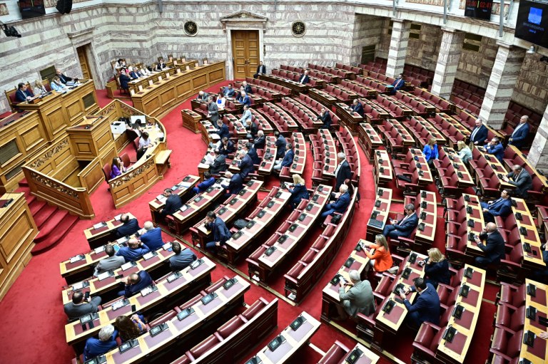 Live η μάχη των πολιτικών αρχηγών στη βουλή για τον ΟΠΕΚΕΠΕ – Στο βήμα ο Κουτσούμπας