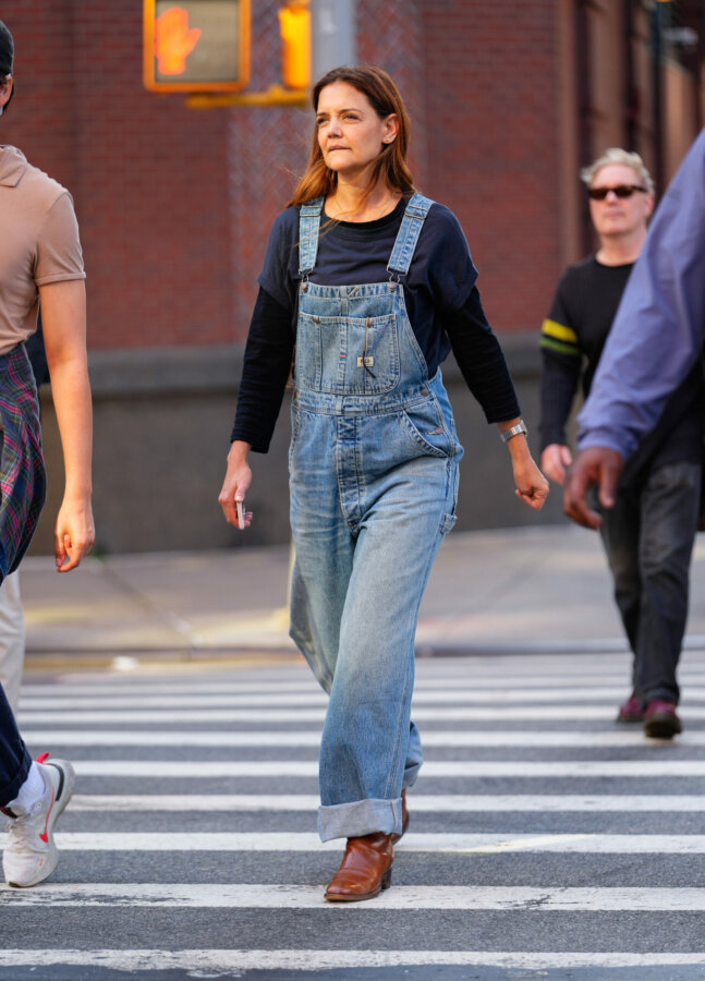 Katie Holmes: Πώς να φορέσεις την σαλοπέτα - Αναβιώνει το tomboy style της Joey Potter