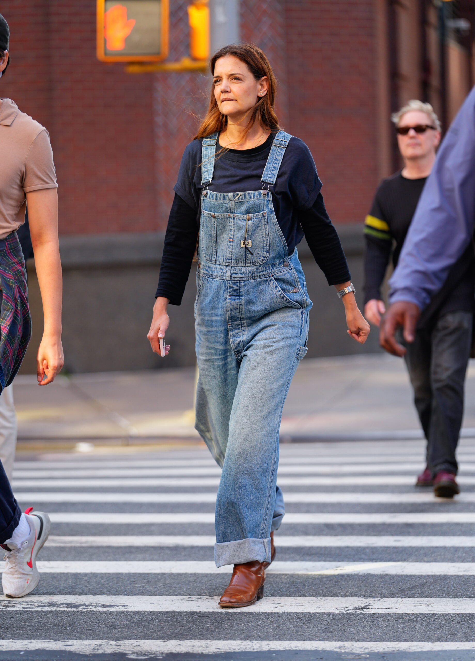 Katie Holmes: Πώς να φορέσεις την σαλοπέτα - Αναβιώνει το tomboy style της Joey Potter