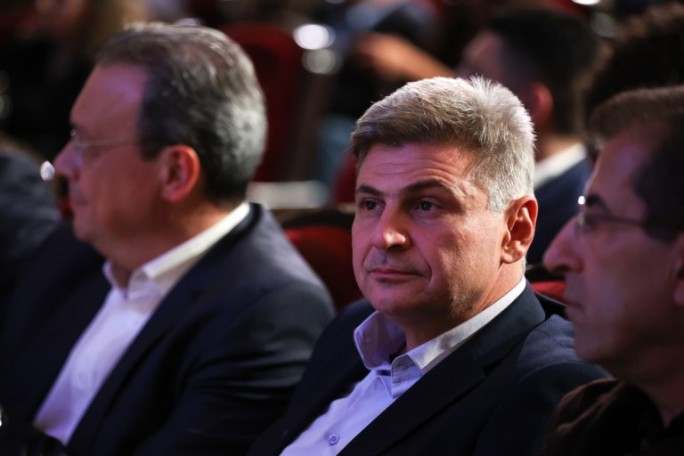 φωτογραφία στην οποία απεικονίζεται ο Νικόλας Φαραντούρης, με τον Σωκράτη Φάμελλο να κάθεται στα αριστερά του