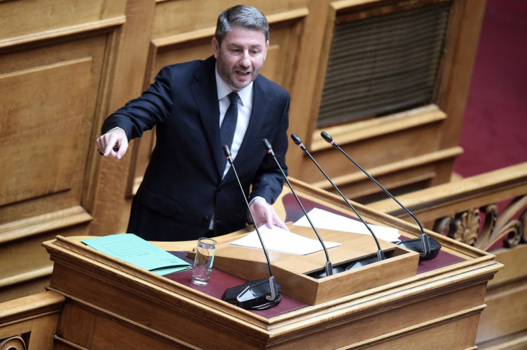 φωτογραφία στην οποία απεικονίζεται ο Νίκος Ανδρουλάκης στο βήμα της Βουλής κατά τη διάρκεια της εξεταστικής για τον ΟΠΕΚΕΠΕ