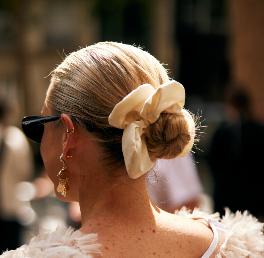 Messy bun: Το εύκολο τρικ για να κάνετε τον τέλειο ατημέλητο κότσο