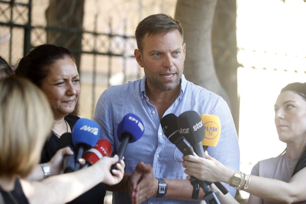 Στο πλευρό της μητέρας της Κυριακής Γρίβα ο Στέφανος Κασσελάκης