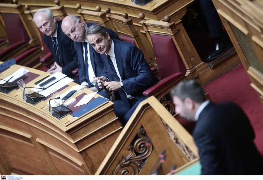 Εριδες και σκληρές κόντρες στη Βουλή – Από τη «γαλάζια συμμορία» μέχρι το «κακέκτυπο του Αντρέα»