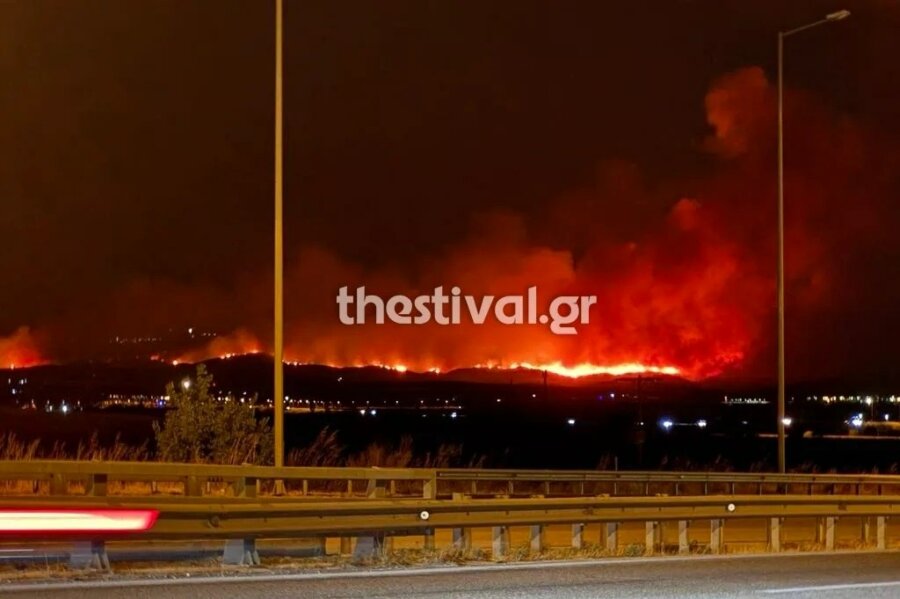 Σε εξέλιξη η μεγάλη φωτιά στην Άσσηρο - Έκλεισε η παλαιά εθνική οδός Θεσσαλονίκης-Σερρών, ήχησε το 112
