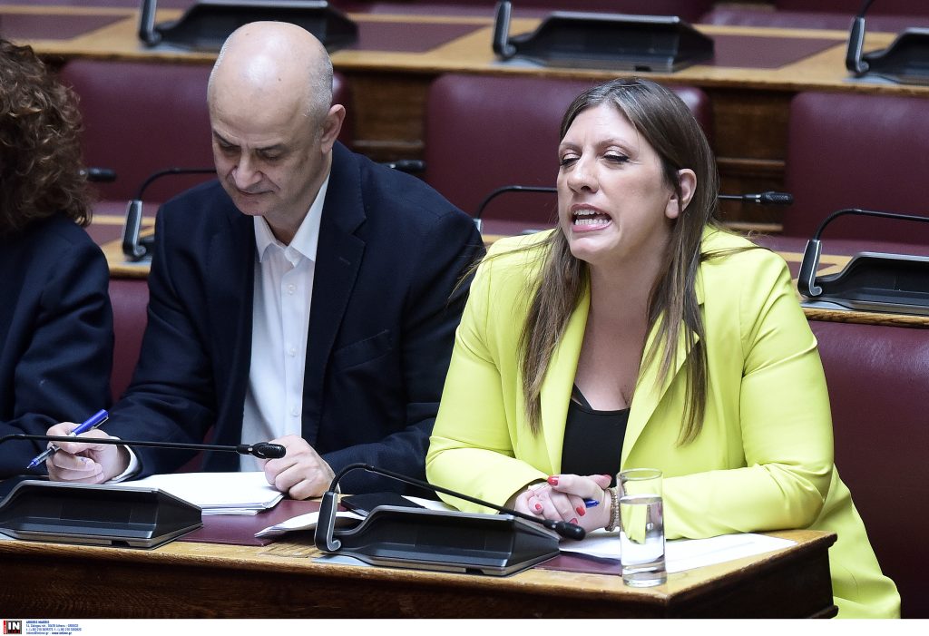 Ένταση και αντεγκλήσεις στην Ολομέλεια μεταξύ Μητσοτάκη και Κωνσταντοπούλου