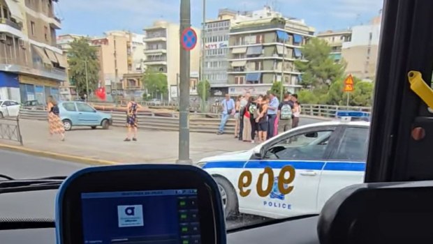 Λεωφόρος Συγγρού: Συγκρούστηκε λεωφορείο με αυτοκίνητο - Τραυματίες μεταφέρονται σε νοσοκομείο