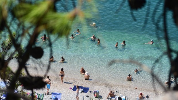 Οι 12 πασίγνωστες παραλίες που χάνουν τη «Γαλάζια Σημαία» το 2025
