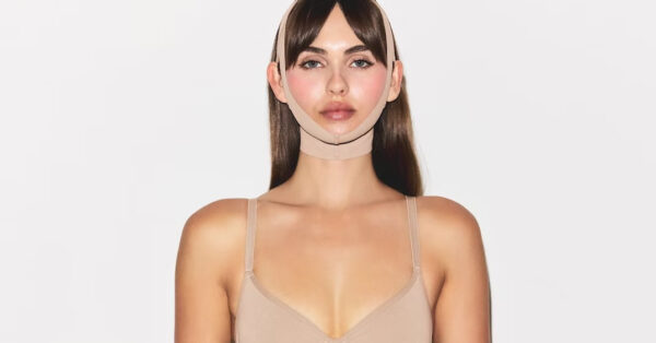 Η Kim Kardashian θέλει να φοράμε shapewear και στο πρόσωπο