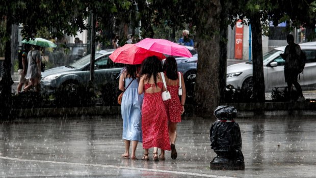 Ισχυρή καταιγίδα στην Αττική: Πού υπάρχουν προβλήματα στους δρόμους