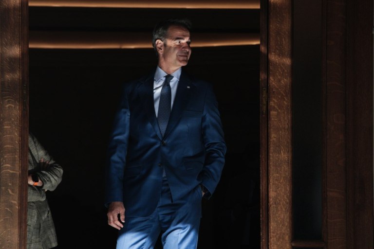 Ντροπιαστικές θεωρούν τις μεθοδεύσεις του Μαξίμου ακόμα και «γαλάζιοι» βουλευτές που μετείχαν στις επιστολικές