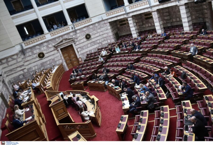 Ένταση και αποχωρήσεις στη Βουλή – Καταγγελίες αντιπολίτευσης για «κοινοβουλευτικό πραξικόπημα»